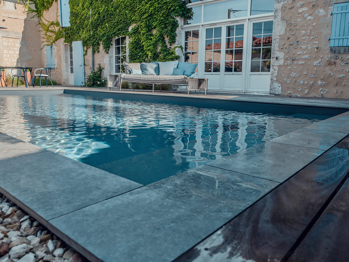 Piscine à débordement