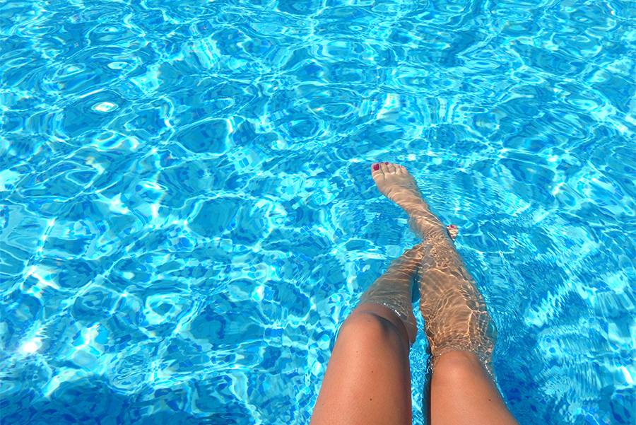 piscine avec une femme qui a les pieds dedans